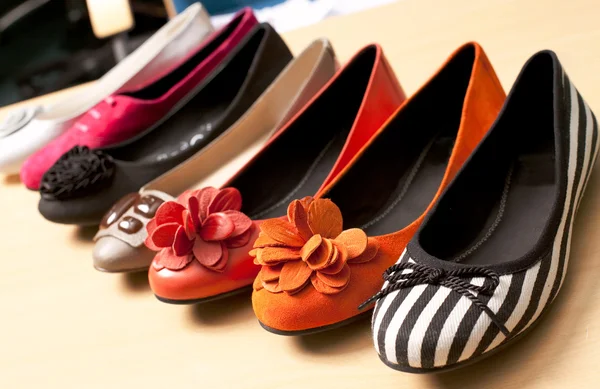 Verschiedene Farben weibliche Schuhe — Stockfoto