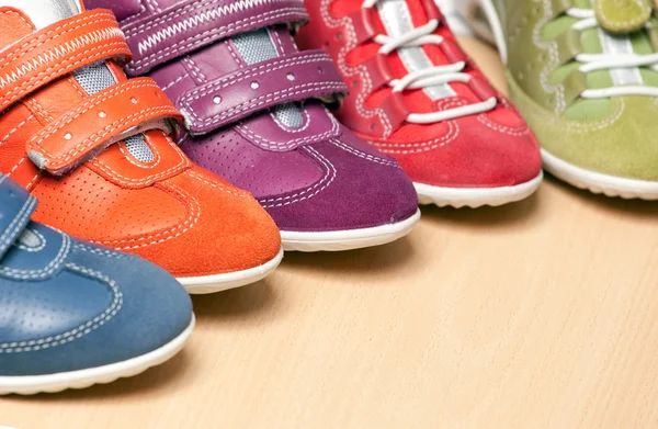 Různé barvy dětské boty — Stock fotografie