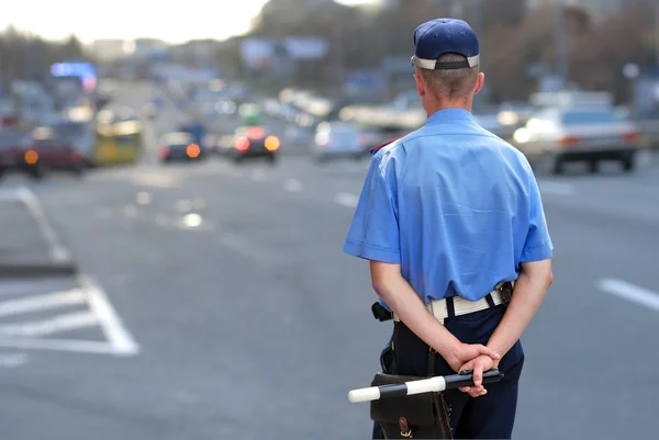 도로 제복을 입은 경찰관 — 스톡 사진
