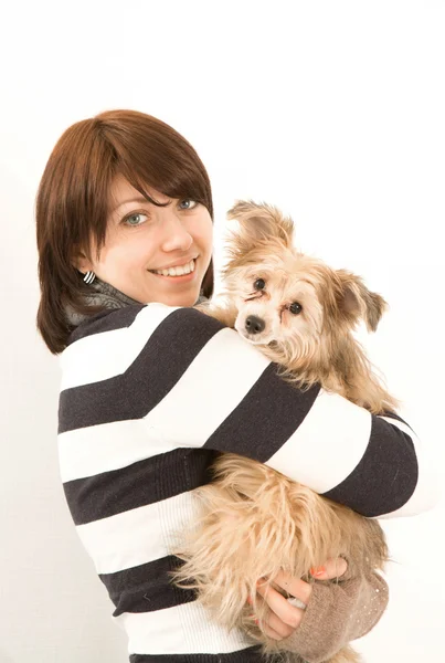 Mooi meisje met de hond. — Stockfoto
