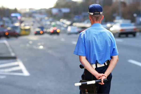 El policía espera para atrapar a los conductores en exceso de velocidad — Foto de Stock