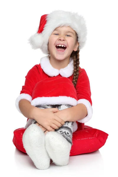 Śmiech szczęśliwy dziewczynka w santa kapelusz na białym tle — Zdjęcie stockowe