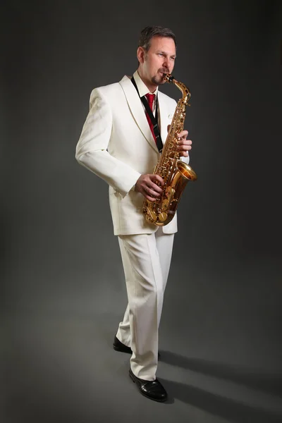 Saxofonist auf dunklem Boden — Stockfoto