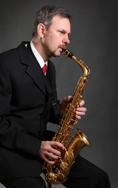 Saxofonist op donker — Stockfoto