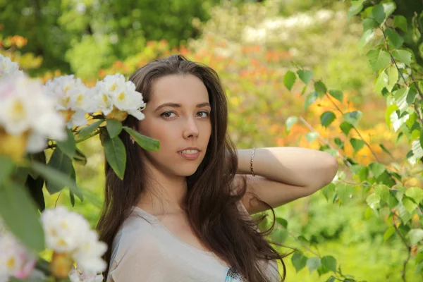 Blommor och flicka — Stockfoto