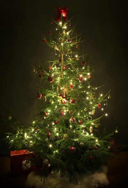 Красива новорічна ялинка — стокове фото