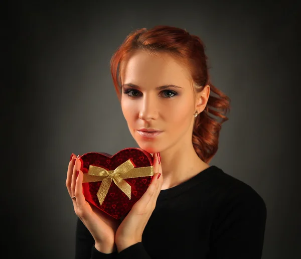 Skinnende rødt hjerte – stockfoto