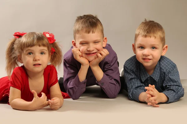 Niños divirtiéndose — Foto de Stock