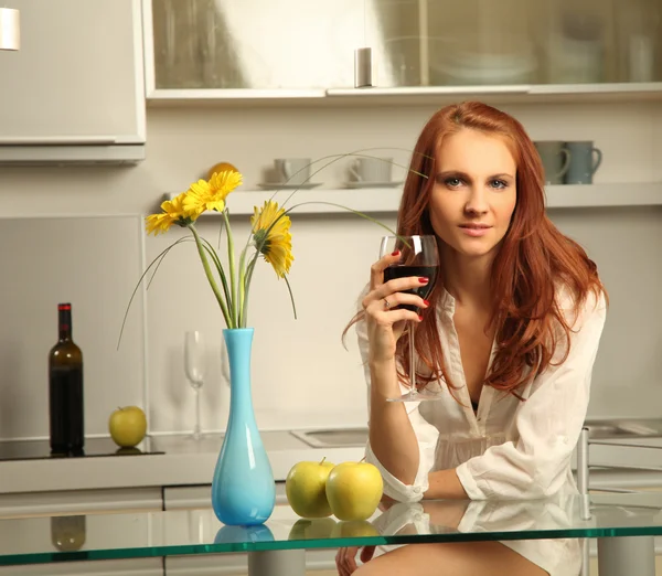 Vrouw en wijn — Stockfoto