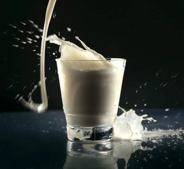 Молоко на черном — стоковое фото