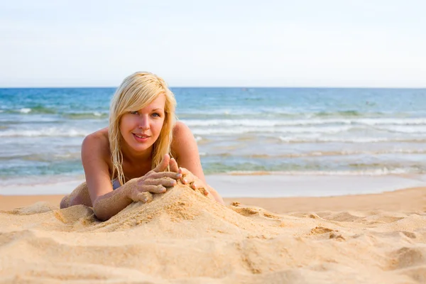 Młoda kobieta leżący nad morzem — Zdjęcie stockowe