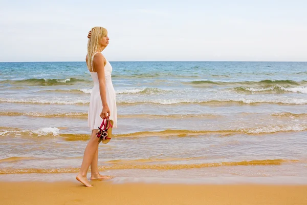 Flicka står vid havet — Stockfoto