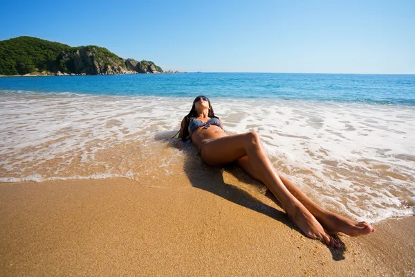 Menina bonita deitada no mar — Fotografia de Stock