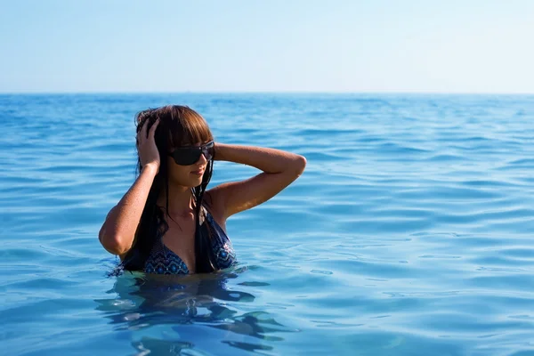 Jeune femme se baignant dans la mer — Photo