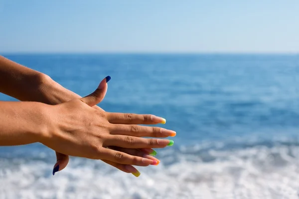 Mani femminili con una manicure — Foto Stock