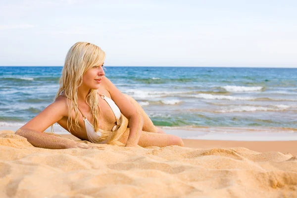 Mooi meisje liggend op zee strand — Stockfoto