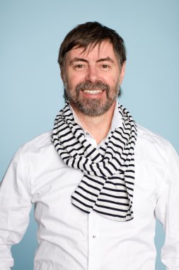 sakallı adam gülümsüyor