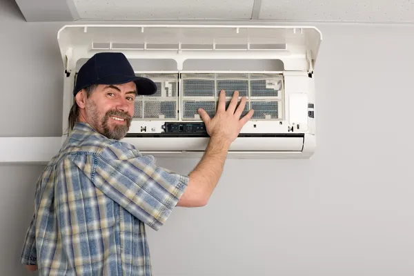 Repairman air conditioner — Stock Photo, Image