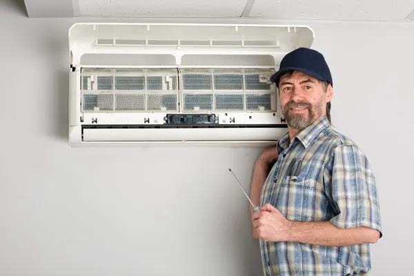 Repairman air conditioner — Stock Photo, Image