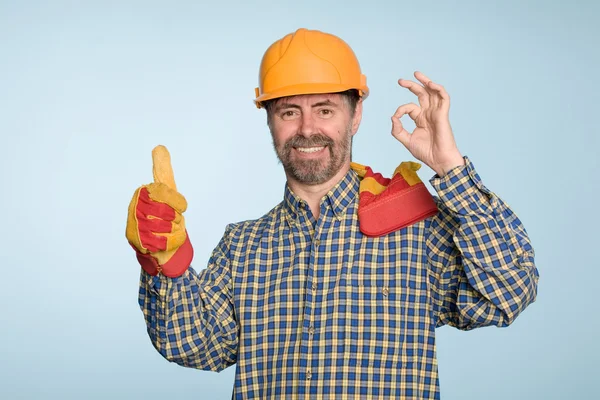 Счастливый строитель с большим пальцем вверх жестом — стоковое фото