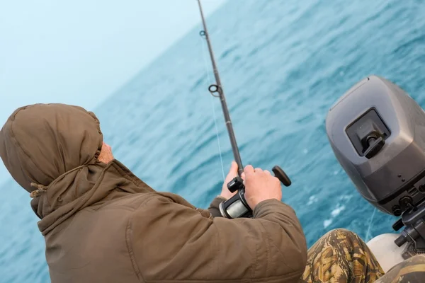Fiskare fångar en lax — Stockfoto