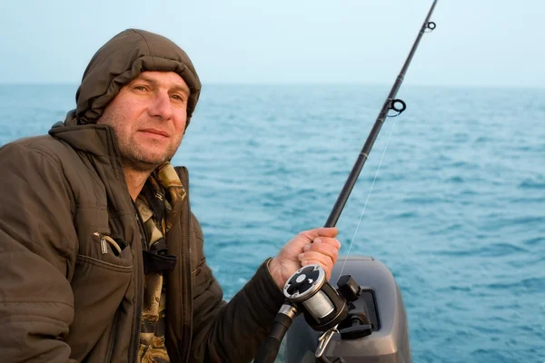 Fiskare fångar en lax — Stockfoto