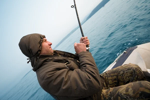 Fisher drží trollování tyč — Stock fotografie