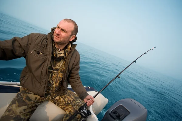 Pêcheur capture le saumon à la traîne — Photo