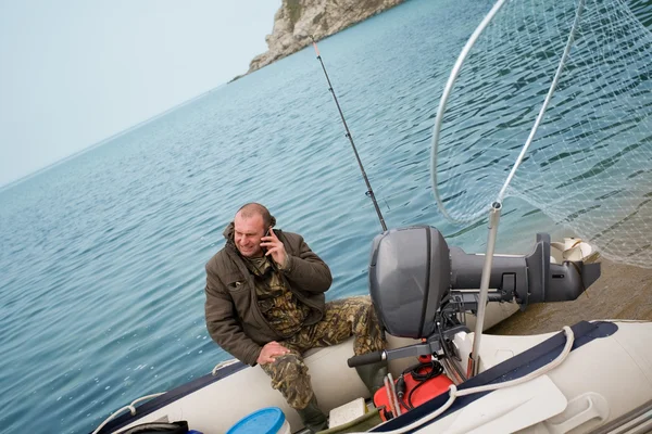 Pescador estava falando em seu celular — Fotografia de Stock