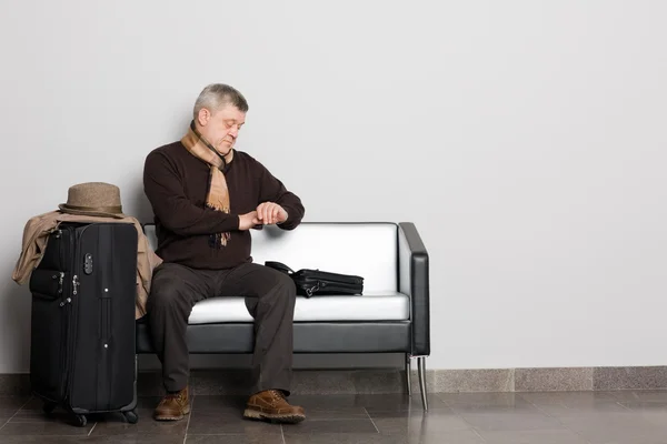 L'uomo che guarda il suo orologio . — Foto Stock