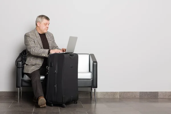 Środku wieku człowieka za pomocą laptopa. — Zdjęcie stockowe