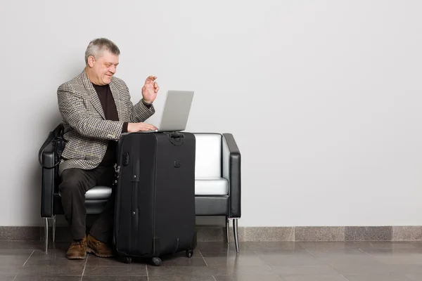 Sourire homme d'âge moyen à l'aide d'un ordinateur portable — Photo