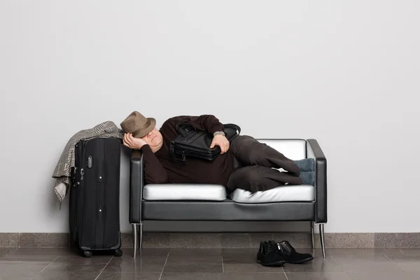 Turista cansado em antecipação de pouso em aeronaves — Fotografia de Stock