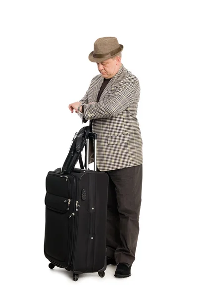 Podróżny z bagażem patrzy na zegarek — Zdjęcie stockowe