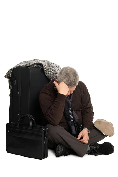 Уставший человек в ожидании посадки на самолет — стоковое фото