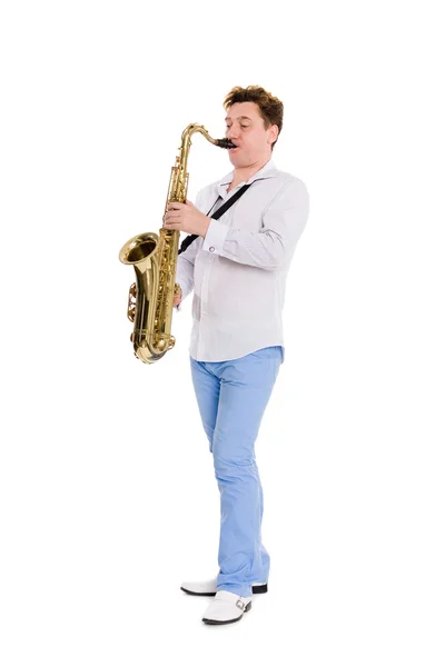 Joven saxofonista toca el saxofón — Foto de Stock