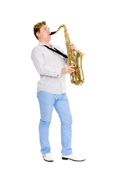 Jovem saxofonista toca saxofone — Fotografia de Stock