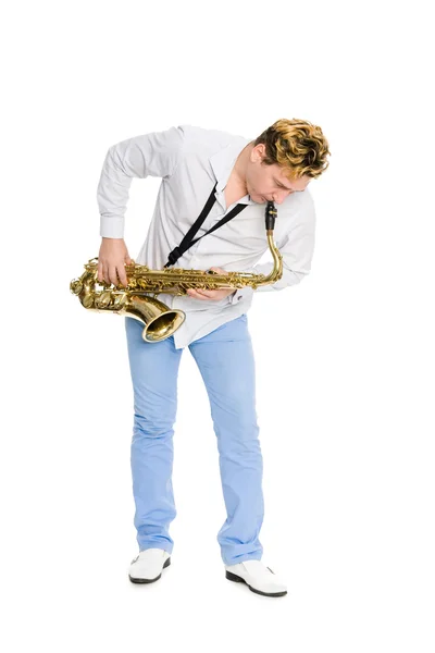 Молодой саксофонист играет на саксофоне — стоковое фото