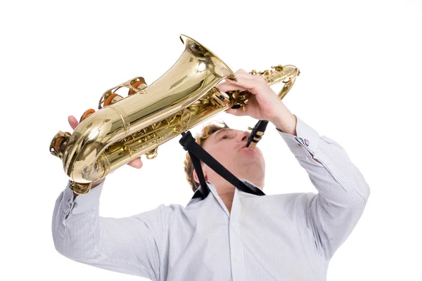 Jonge muzikant speelt de saxofoon — Stockfoto