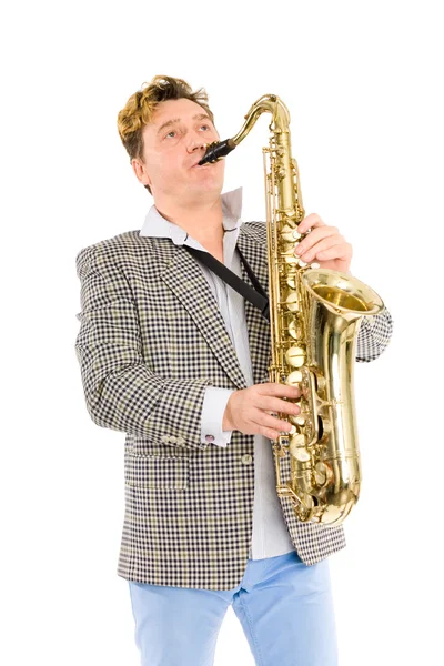 Junger Mann spielt Saxofon — Stockfoto