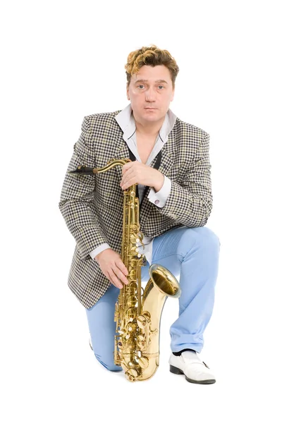Porträt eines jungen Mannes mit Saxophon — Stockfoto
