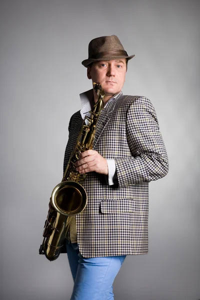 Jovem músico com saxofone — Fotografia de Stock
