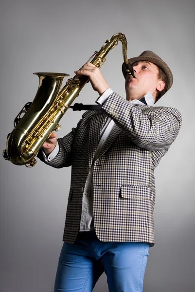 Saksofonista gra — Zdjęcie stockowe