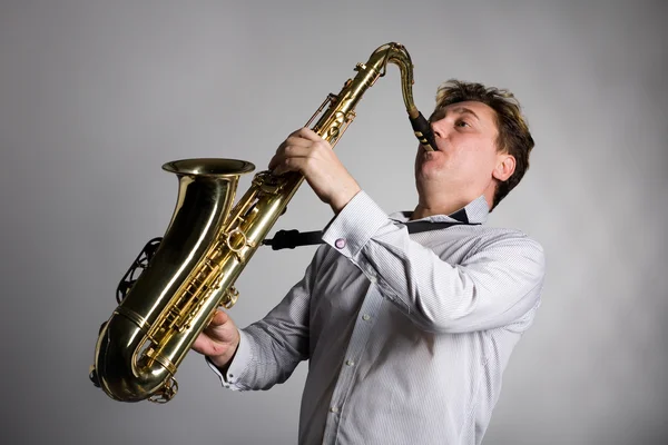 Junger Mann spielt Saxofon. — Stockfoto