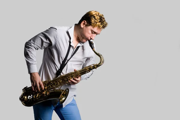 Saxofonista jugando —  Fotos de Stock