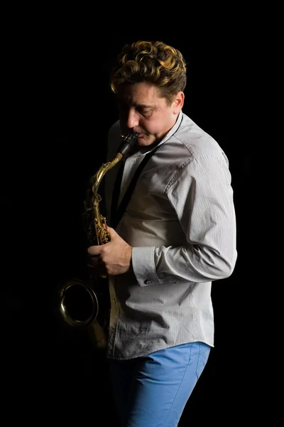 Musiker spielt Saxofon. — Stockfoto