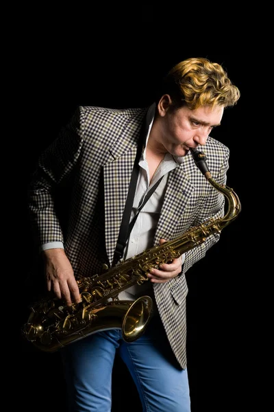 Muzikant speelt de saxofoon. — Stockfoto