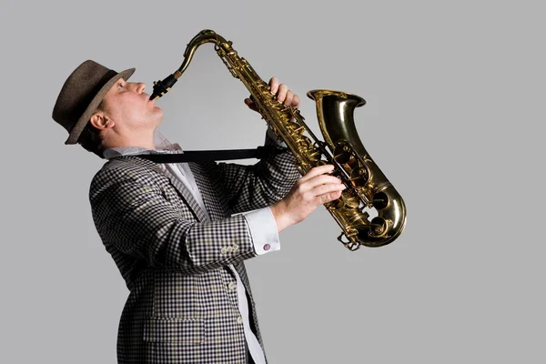 Junger Mann spielt Saxofon lizenzfreie Stockfotos