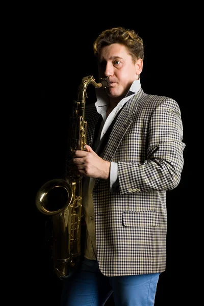 Junge Musikerin mit Saxofon lizenzfreie Stockfotos