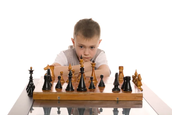 Liten pojke spelar schack — Stockfoto